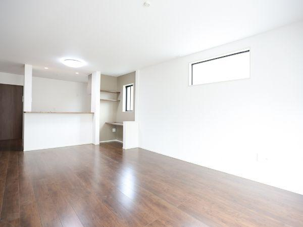 大字寒田1期2号棟の居間・リビング|大きな窓から光が差し込むリビングは、お子さまと遊んだり、ご家族でゆったり過ごすのにぴったり！