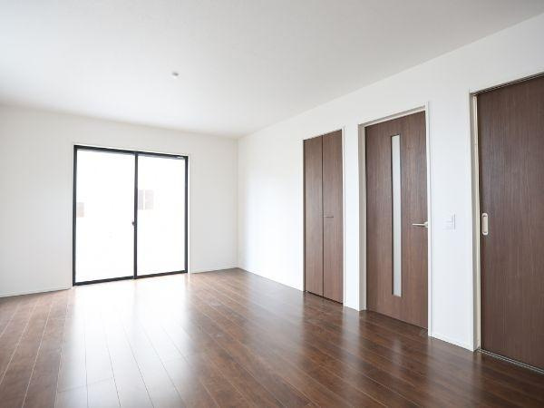 大字寒田1期2号棟の居間・リビング|キッチンからご家族の様子が見渡せる設計なので小さいお子様がいるご家庭でも安心！