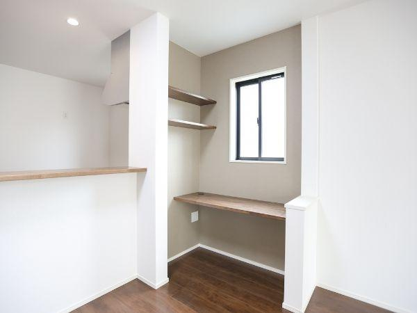 大字寒田1期2号棟の居間・リビング|スタディスペースも備えたリビング