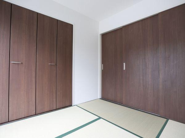 大字寒田1期2号棟の和室|畳の温かみが感じられる和室は、どこか懐かしく落ち着きます。大きな窓から自然光が差し込み、明るく開放感のある空間が広がっています