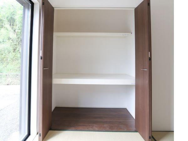 大字寒田1期2号棟の収納|布団や季節物の収納に便利な棚付き収納。上下段に分かれており、使いやすさに優れています。扉付きで見た目もすっきりと保て、和室をより快適に活用できます！