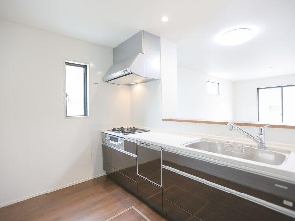 大字寒田1期2号棟のキッチン|広めのシンクは、洗い物や調理準備がしやすく、作業がスムーズに進みます。余裕のあるスペースで、毎日の家事が快適に。シンプルで使いやすいデザインです♪