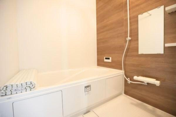 大字寒田1期1号棟のトイレ|白を基調とした明るく清潔感のあるトイレです。