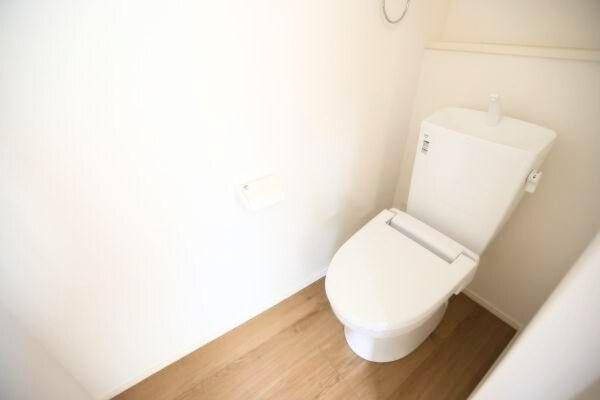 大字寒田1期1号棟の洋室|2面採光で明るい洋室。風通しも良く快適に過ごせ、主寝室としておすすめです。