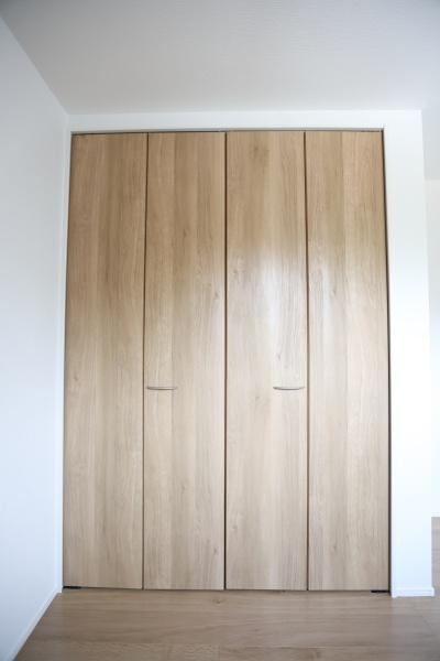 大字寒田1期1号棟の収納|2階洋室のクローゼットには、たっぷりと収納できるスペースがあります。シンプルで使いやすく、整理整頓がしやすい設計で、衣類や日用品をスッキリ収納することができます！