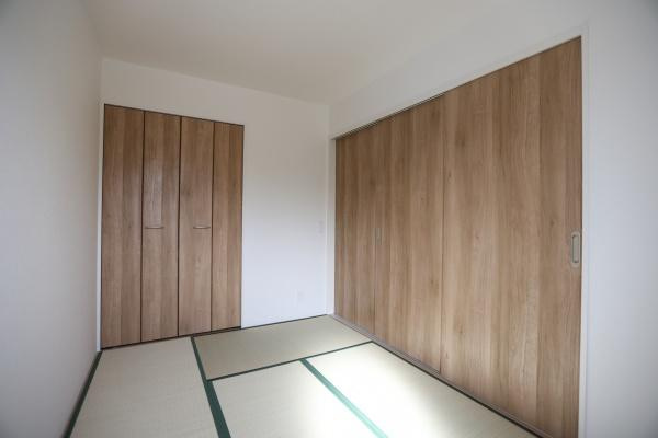 大字寒田1期1号棟の玄関|雨の日でも濡れずに出入りできる広々とした玄関ポーチ