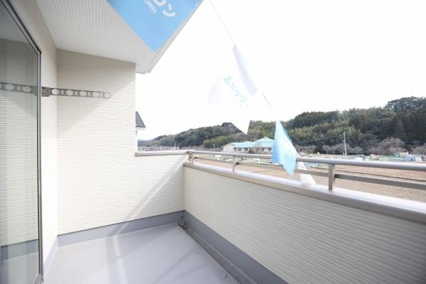 大字寒田1期1号棟のバルコニー|2階バルコニーは日当たり良好◎　お洋服やお布団がカラッと乾きます♪