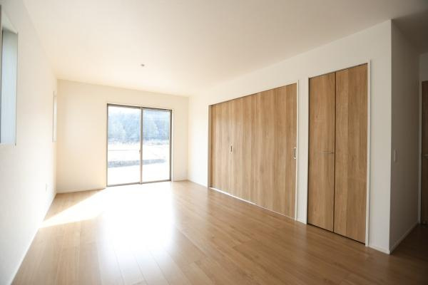 大字寒田1期1号棟の居間・リビング|大きな窓からたっぷりと自然光が差し込む、明るく開放的なリビング。
