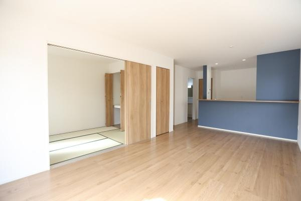 大字寒田1期1号棟の居間・リビング|シンプルなデザインのリビングは、どんなインテリアとも調和。お好みに合わせてコーディネートを楽しめます。大きな窓から光が差し込む、自然とリラックスできそうなリビング。