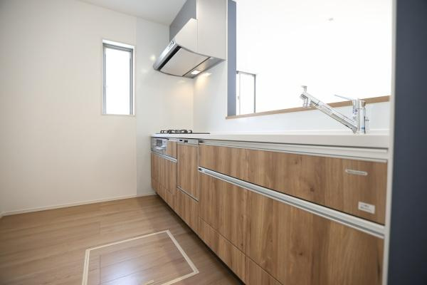 大字寒田1期1号棟のキッチン|広めのシンクは、洗い物や調理準備がしやすく、作業がスムーズに進みます。余裕のあるスペースで、毎日の家事が快適に。シンプルで使いやすいデザインです♪