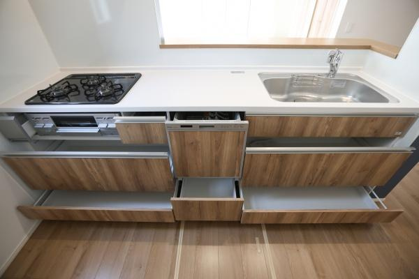 大字寒田1期1号棟のキッチン|カップボードもあり収納が充実、お料理も捗りそう。