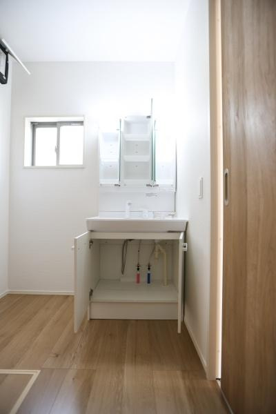 大字寒田1期1号棟の独立洗面台|三面鏡は収納が多く洗面台周りをすっきり美しく保てます。朝の準備も効率的にできます！