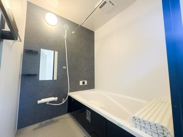 羽屋4丁目1期1号棟の浴室|シンプルで清潔感のあるバスルームです。壁面のアクセントカラーが空間に落ち着きを与えています。洗い場と浴槽がしっかり分かれていて使いやすい設計です。