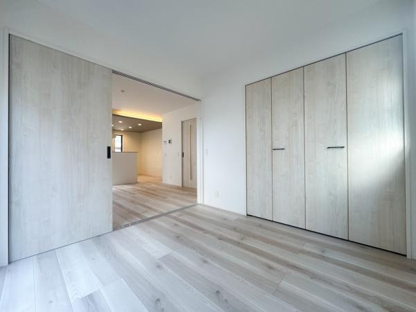 羽屋4丁目1期1号棟の洋室|明るい色合いの床と建具が空間に開放感を与えています。収納スペースが充実しており整然とした印象です。扉を開ければ隣室との一体感が感じられます。幅広い用途が考えられる洋室です。