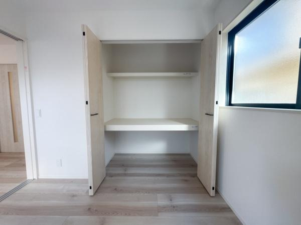 羽屋4丁目1期1号棟の収納|シンプルなデザインの収納が設けられています。扉を開けると奥までスペースがしっかり確保されています。上部と下部に棚があり物の整理がしやすい仕様です。お部屋に馴染みやすい明るい色合いの扉も特徴です。