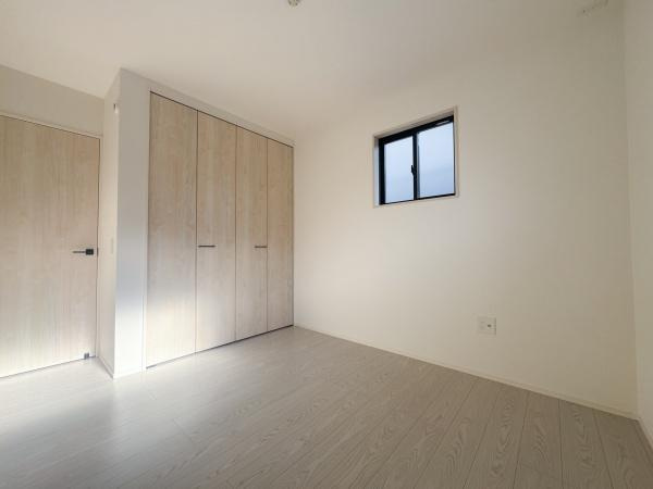 羽屋4丁目1期1号棟の洋室|ナチュラルな色合いのフローリングと建具が室内をすっきりとした印象にしています。窓から光が入り明るさを感じられる洋室です。収納スペースも備えられており使いやすい造りです。