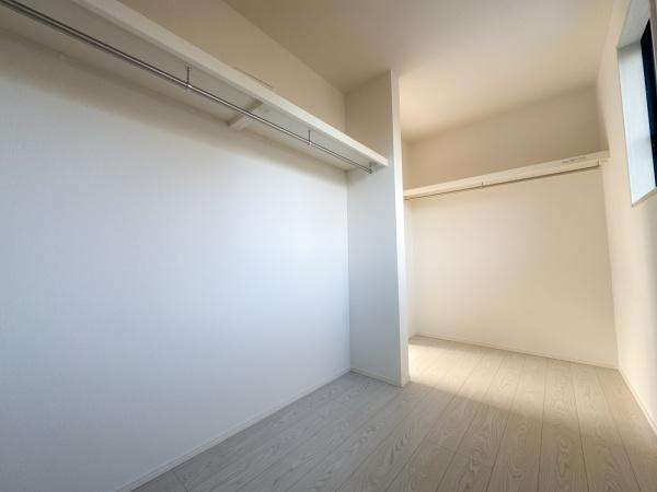 羽屋4丁目1期1号棟の収納|広々とした収納スペースが確保されています。明るい室内は使いやすさも感じられます。棚やハンガーパイプも設けられており整理整頓に役立ちます。開口部から自然光が入り快適な印象を与えます。