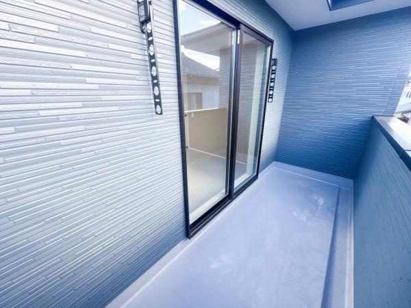 羽屋4丁目1期1号棟の収納|広々とした収納スペースが確保されています。明るい室内は使いやすさも感じられます。棚やハンガーパイプも設けられており整理整頓に役立ちます。開口部から自然光が入り快適な印象を与えます。