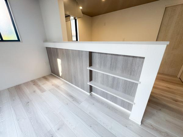 羽屋4丁目1期1号棟の居間・リビング|リビングに設けられたカウンターが空間をすっきりと仕上げています。明るいフローリングが印象的で窓からの自然光も取り入れられ心地よい雰囲気が広がります。