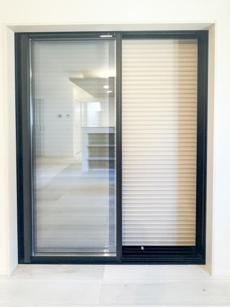 羽屋4丁目1期1号棟の居間・リビング|リビングに設置された大きな窓が室内に爽やかな光を取り込みます。シンプルなデザインが空間の雰囲気に調和しています。引き戸式で使い勝手の良い仕様です。