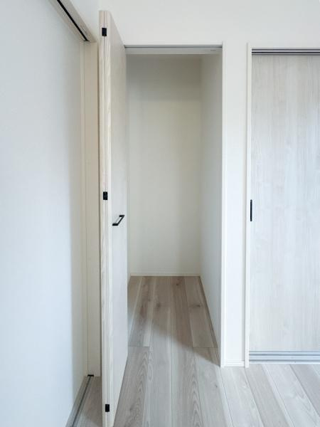 羽屋4丁目1期1号棟の収納|室内にすっきりとした収納スペースが設けられています。奥行きがしっかりとあり使いやすい設計です。扉付きで見た目もすっきりと整います。シンプルなインテリアに馴染むデザインです。