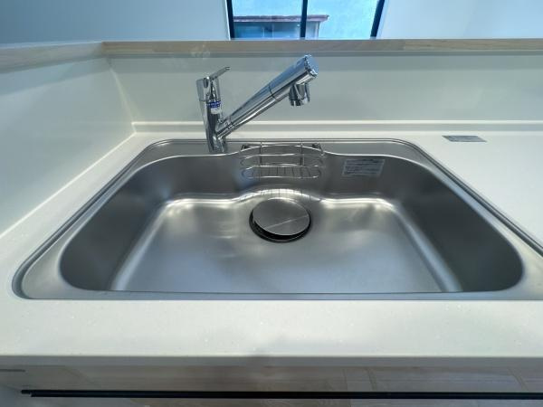 羽屋4丁目1期1号棟のキッチン|シンプルで清潔感のあるキッチンシンクです。広々とした設計でお手入れも簡単そうです。使いやすい水栓も備えられています。窓があり明るい印象のキッチンです。
