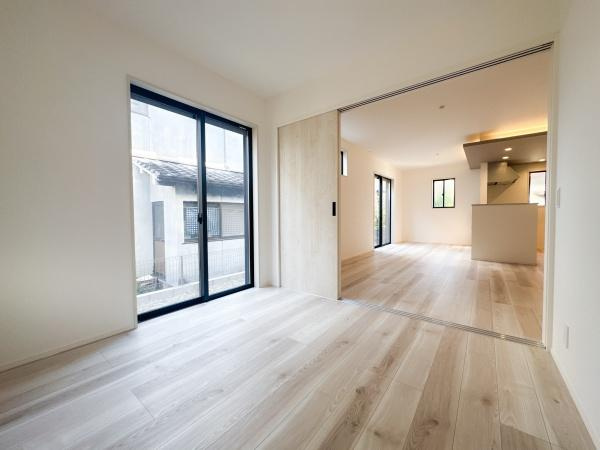 羽屋4丁目1期1号棟のキッチン|シンプルで清潔感のあるキッチンシンクです。広々とした設計でお手入れも簡単そうです。使いやすい水栓も備えられています。窓があり明るい印象のキッチンです。