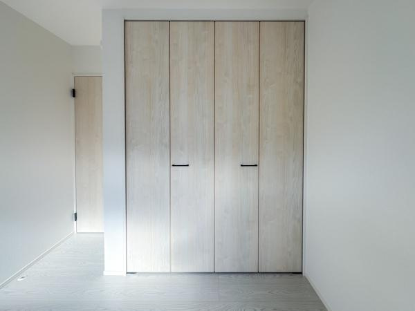 羽屋4丁目1期1号棟の収納|すっきりとしたデザインの収納が備え付けられています。明るい木目調の扉が空間を爽やかに演出します。収納スペースがしっかり確保されており整理整頓に便利です。