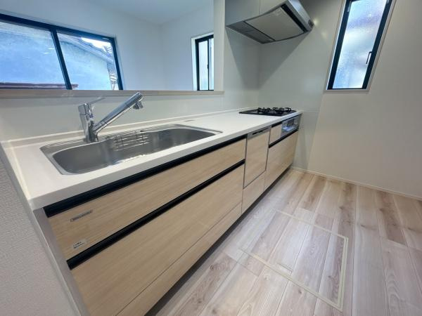 羽屋4丁目1期1号棟のキッチン|広々とした作業スペースがポイントのキッチンです。窓が多く自然光がたっぷり入ります。シンプルなデザインでお手入れもしやすい仕様となっています。ガスコンロとシンクの配置も使いやすさを重視しています。