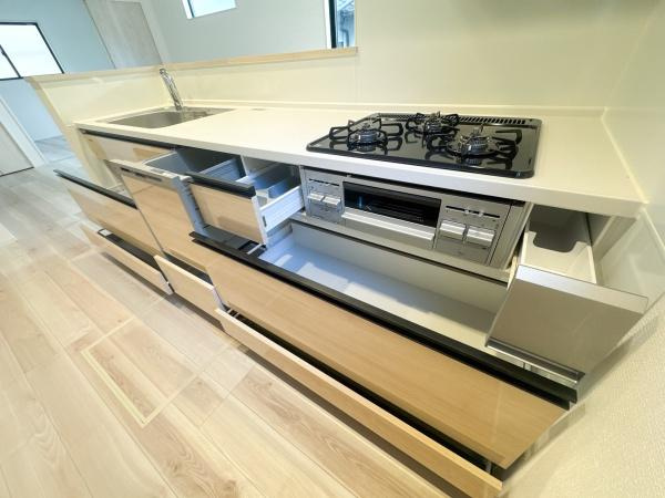 羽屋4丁目1期1号棟のキッチン|広々とした作業スペースがポイントのキッチンです。窓が多く自然光がたっぷり入ります。シンプルなデザインでお手入れもしやすい仕様となっています。ガスコンロとシンクの配置も使いやすさを重視しています。