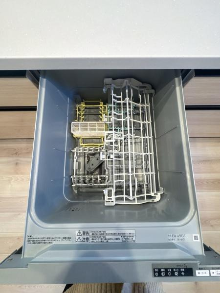 羽屋4丁目1期1号棟のキッチン|キッチンにビルトインタイプの食器洗い乾燥機が設置されています。日々の家事をサポートする便利な設備です。引き出し式で操作もシンプルです。すっきりとしたデザインが空間と調和しています。