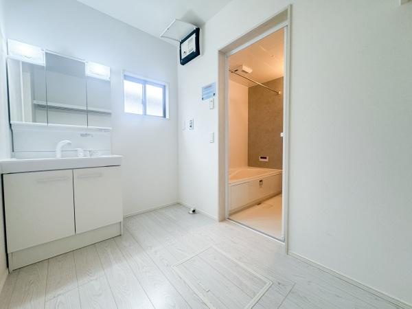 大字森町3期1号棟の独立洗面台|シンプルで清潔感のある洗面台・洗面所です。十分な収納スペースがあり日々の使い勝手が良好です。バスルームへの動線もスムーズで使いやすい空間が広がっています。窓からの自然光が室内を明るくしています。