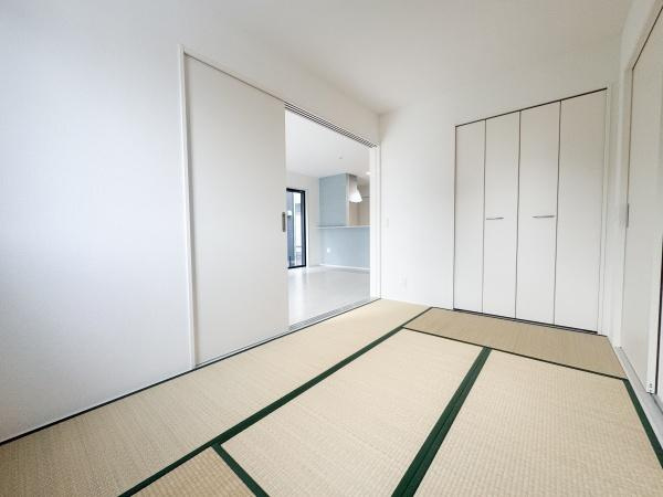 大字森町3期1号棟の和室|畳の風合いが感じられる和室です。障子風の引き戸が空間を仕切りつつ開放感も演出します。収納も備わっていますので整理整頓がしやすい造りです。居室と隣接しているので使い勝手の良い和室になっています。