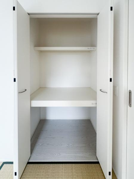 大字森町3期1号棟の収納|シンプルなデザインの収納スペースでお部屋の雰囲気に調和しやすい造りです。内部には棚も設けられているため整理がしやすい仕様となっています。開き戸タイプで出し入れの動作もスムーズに行えます。