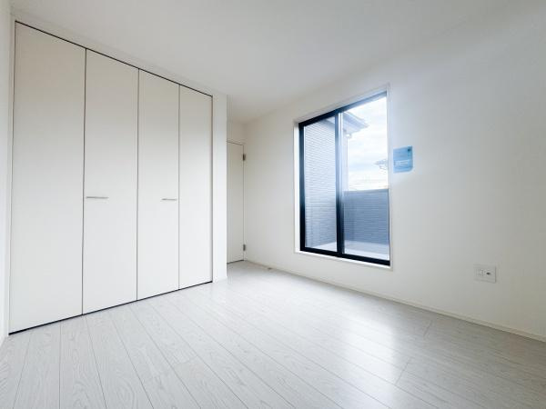 大字森町3期1号棟の洋室|クローゼット付きの洋室は収納に便利です。大きな窓があり室内が明るく感じられます。白を基調とした内装で清潔感のある空間となっています。シンプルなデザインなので家具の配置も考えやすいです。