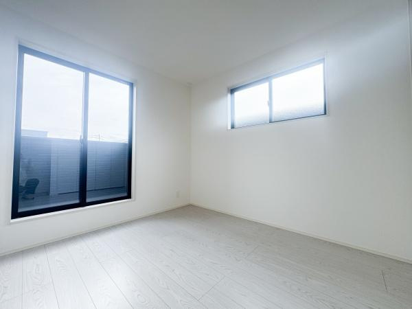 大字森町3期1号棟の洋室|大きな窓から自然光がしっかり入る洋室です。壁床ともにシンプルな色調で様々なインテリアが合わせやすい空間です。すっきりとした形状で使い勝手が良いです。窓の位置も工夫されており明るさを確保しています。