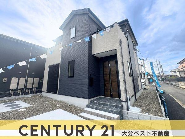 大字森町3期1号棟の外観|シンプルでモダンな外観が印象的です。落ち着いた配色が上品な雰囲気を演出しています。玄関アプローチが明るく開放感を感じさせます。角地の立地で周囲との距離感も適度に保たれています。