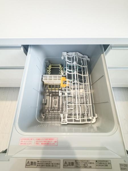 大字森町3期1号棟のキッチン|引き出し型の食器洗浄乾燥機が設置されており日々の家事をサポートします。キッチンはシンプルで使いやすいデザインです。家事の負担を軽減できる設備が整っています。