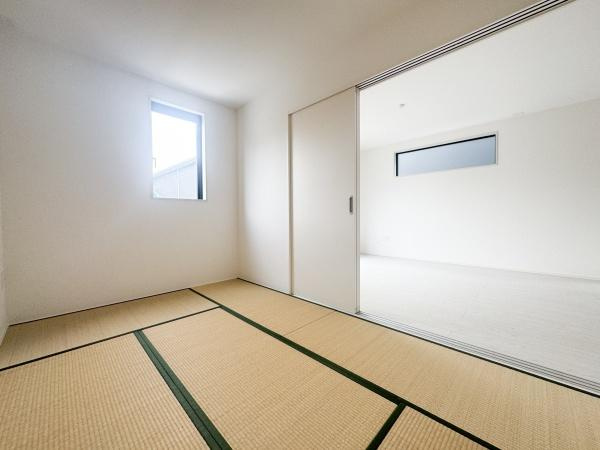 大字森町3期1号棟の和室|和室がシンプルな内装ですっきりとした空間を演出しています。窓から明るい光が差し込み自然な採光が魅力です。リビングと隣接し使い勝手の良い間取りとなっています。引き戸で空間を仕切ることも可能です。