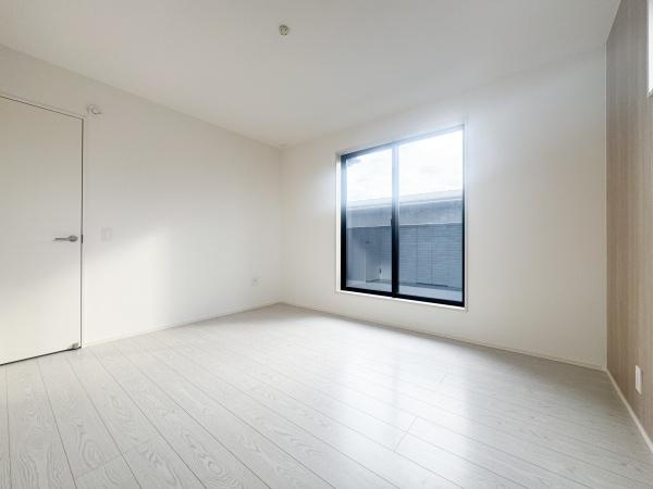 大字森町3期1号棟の洋室|白を基調とした洋室で明るい雰囲気が広がります。大きな窓から自然光がたっぷり差し込みます。床の木目調がシンプルで落ち着いた印象を演出します。ゆとりのある空間となっています。