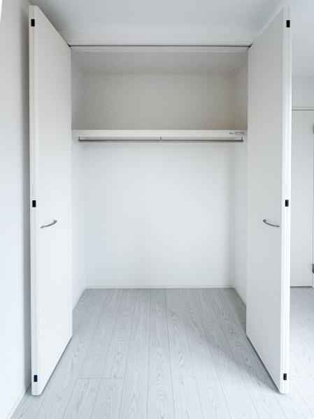 大字森町3期1号棟の収納|シンプルなデザインの収納スペースで無駄のないすっきりとした印象です。両開きの扉が大きく開くため出し入れも快適に行えます。棚とハンガーパイプが備え付けられており多用途にご活用いただけます。