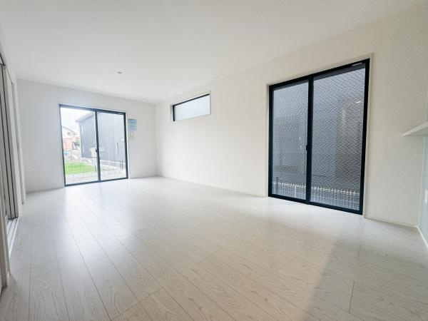 大字森町3期1号棟の居間・リビング|大きな窓が多く配置されており室内にたっぷりと自然光が差し込みます。明るく開放的な雰囲気が広がります。床は明るい色合いで全体的にすっきりとした印象です。