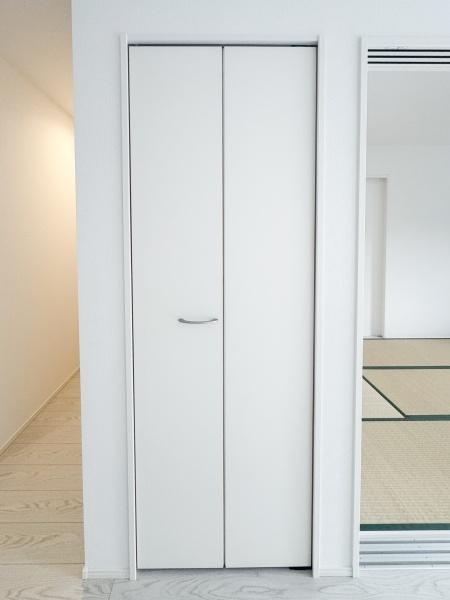 大字森町3期1号棟の収納|シンプルなデザインの収納スペースが配置されています。壁と調和したカラーで空間がすっきりと見えます。生活感を隠せる扉付き収納です。隣接空間との境界もしっかりしています。収納の活用で室内を整理できます。