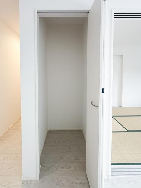 大字森町3期1号棟の収納|シンプルで使いやすい収納スペースです。無駄のない設計でお部屋の整理整頓に役立ちます。扉付きで見た目もすっきりと保てます。隣接する和室と合わせて利用できる位置も魅力です。