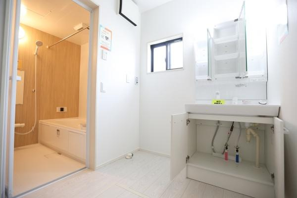 大字荏隈2期2号棟の浴室|ゆったりとした広さのバスルームは日々の疲れを癒します。忙しい生活から一時離れて心地よい湯に浸かり、ストレスを解消。リフレッシュした気分で新しい日々に臨めます！