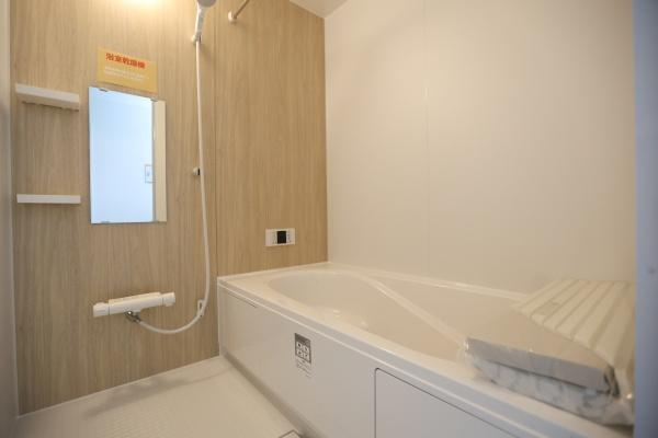 大字荏隈2期2号棟の洋室|落ち着いた雰囲気の寝室。シンプルな内装にアクセントのある壁紙が特徴で、自然光が差し込む明るい空間です。大きな窓からは外の景色も楽しめます♪