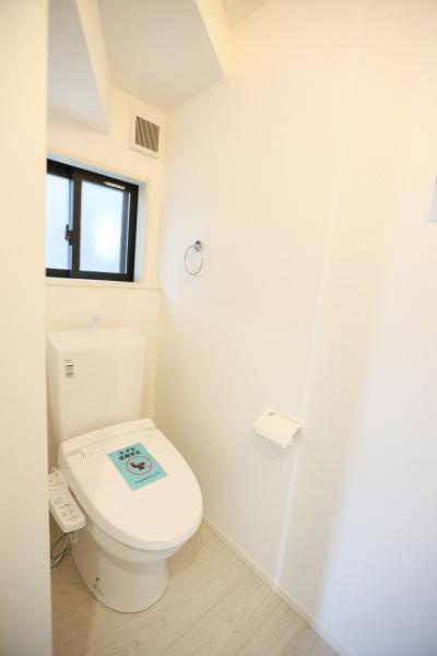 大字荏隈2期2号棟のトイレ|2か所あるうちの1か所です。トイレが2か所あると朝の忙しい時間にも安心♪