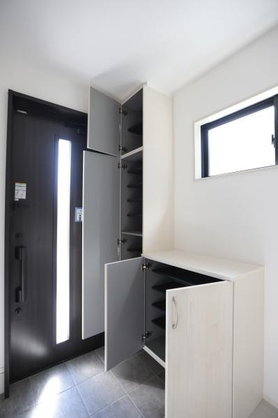 大字荏隈2期2号棟の洋室|シンプルな快適空間♪自然光がたっぷり差し込み、明るくリラックスできる洋室です。収納スペースも完備しており、すっきりとした生活空間が実現できます。