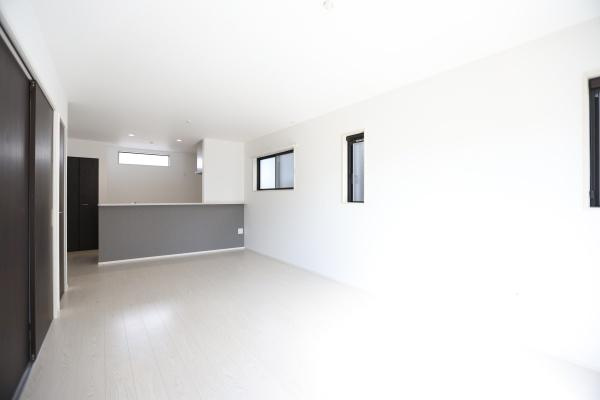 大字荏隈2期2号棟の居間・リビング|広々としたリビングで快適な空間を実現♪自然光がたっぷり差し込み、明るく開放感のある居住空間で、家族との時間をゆったり楽しめます！