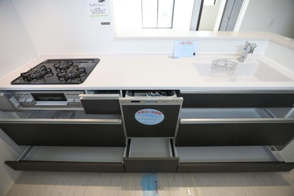 大字荏隈2期2号棟の玄関|明るく広々とした玄関。シンプルで清潔感のある空間が、家に入る瞬間から心地よい印象を与えます♪収納スペースもあり、すっきりと整理整頓された空間です。